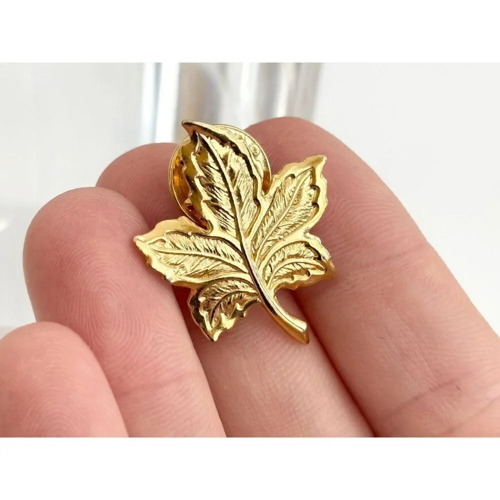 Leaf Shaped Textured Gold Toned Vintage Cute Costume Jewelry Brooch | Lapel Pin